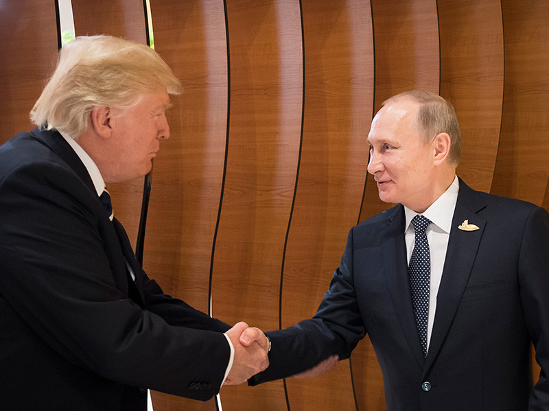 Президент РФ Владимир Путин рассматривает возможность проведения встречи с американским лидером Дональдом Трампом в Вене и обсуждал с канцлером Австрии Себастьяном Курцем этот вопрос