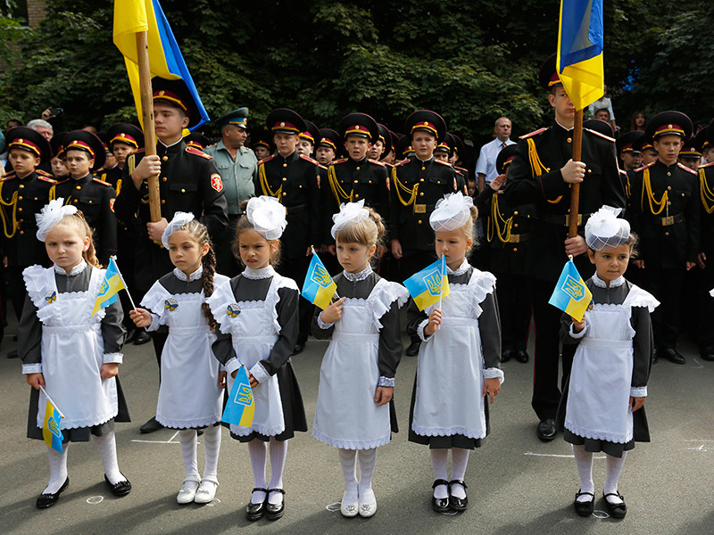 Власти Украины предложили убрать из учебников слово "родители" 