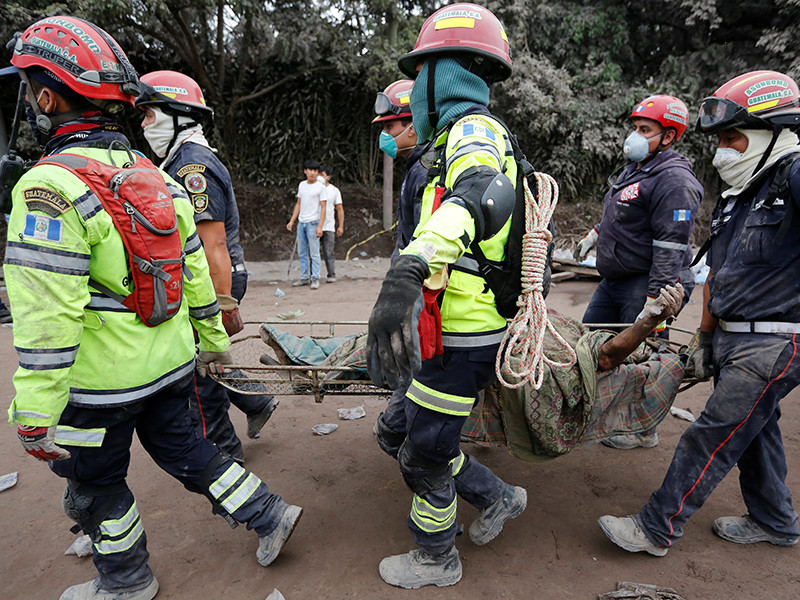 Число погибших в результате извержения вулкана Фуэго в Гватемале увеличилось до 65 человек. Об этом сообщает Prensa Libre со ссылкой на местные власти. Ранее сообщалось о 62 погибших. По данным СМИ, пострадали около 296 человек