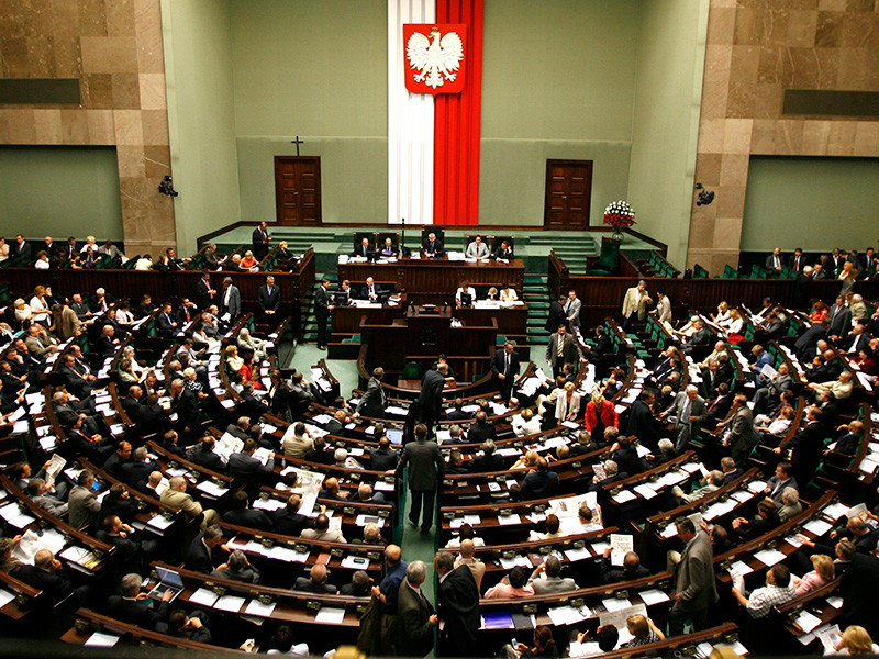 Нижняя палата польского парламента (Сейм) приняла в среду, 27 июня, поправки к скандальному закону об Институте национальной памяти, который предусматривал уголовное наказание за публичное обвинение польской нации в причастности к Холокосту