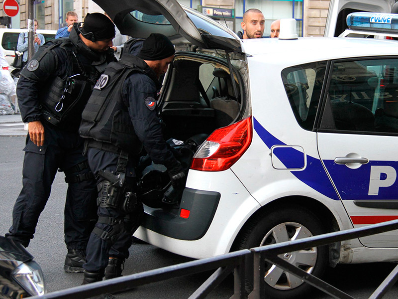 Во Франции задержали женщину, бросившуюся на людей в супермаркете с ножом и криками "Аллах акбар"
