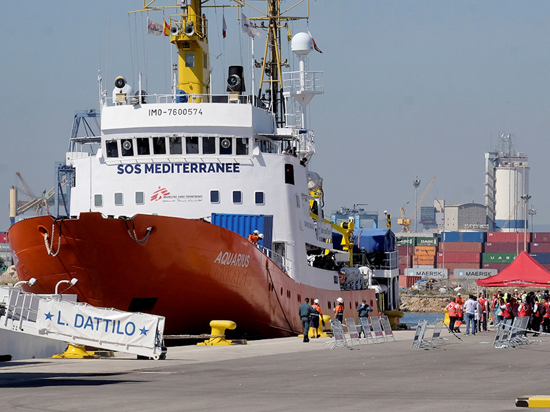 Первые 106 мигрантов с судна Aquarius прибыли в Испанию


