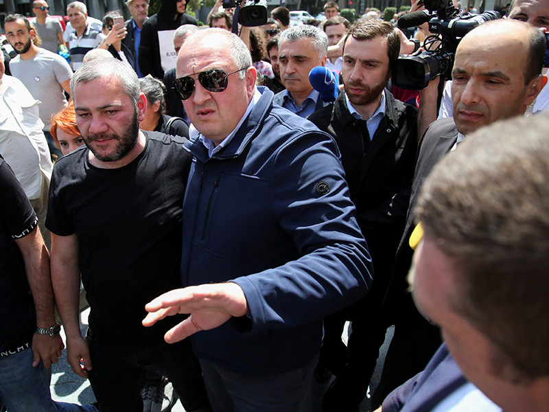 Президент Грузии Георгий Маргвелашвили прибыл в пятницу, 1 июня, на площадь перед зданием парламента в Тбилиси, где проходит акция протеста в связи с делом об убийстве в конце 2017 года в столице Грузии двух подростков. Ответственность за произошедшее до сих пор никто не понес