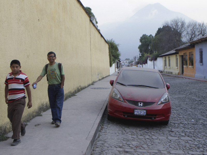 Несколько человек погибли, сотни пострадали в результате извержения вулкана в Гватемале
