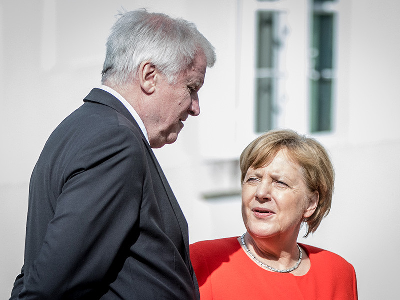 В Германии завершились переговоры между главой МВД страны Хорстом Зеехофером и канцлером ФРГ Ангелой Меркель, в ходе которых обсуждались вопросы миграционной политики