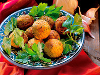 Фалафель - блюдо, представляющее собой жареные во фритюре шарики из измельченных бобовых (обычно нута), иногда с добавлением фасоли, приправленные пряностями
