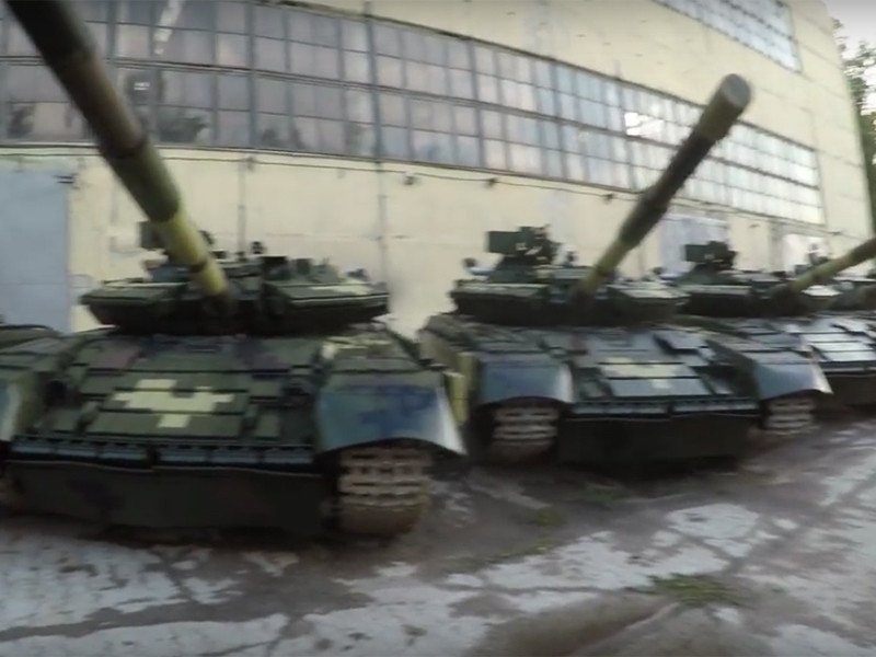 В Харькове двое украинских видеоблогеров-экстремалов беспрепятственно проникли на территорию одного из предприятий, где насчитали сотни списанных и десяток новых танков Т-64