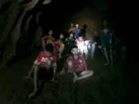 В Таиланде команда футболистов-юниоров и их тренер 10 дней провели в полузатопленной пещере