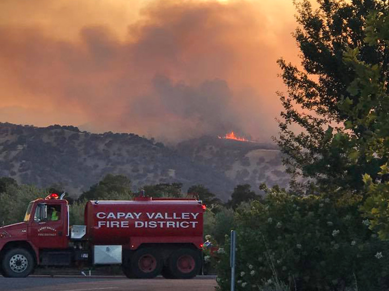 Природный пожар в округе Йоло, штат Калифорния