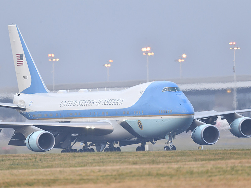 Самолет американского президента приземлился на военном аэродроме неподалеку от Брюсселя


