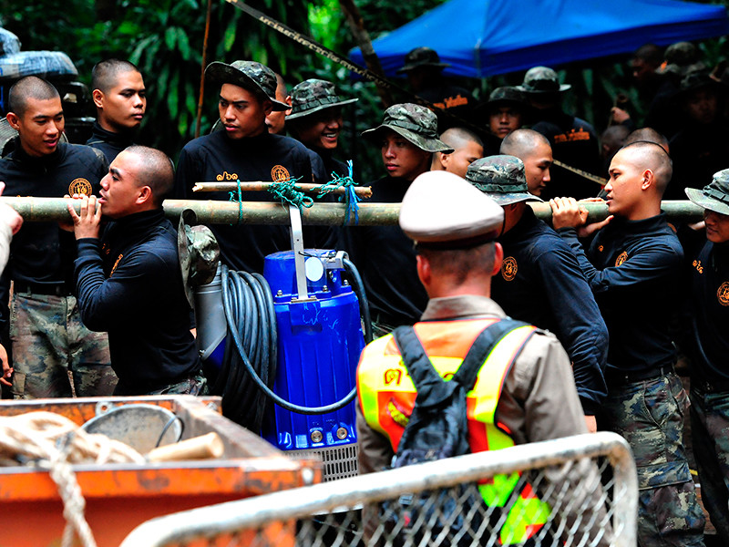 Спасатели пробурили уже 100 отверстий в пещере Кхао Луанг, где заблокированы школьники. Но пока безуспешно

