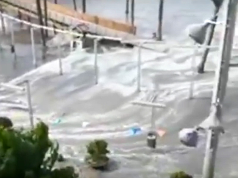 В результате шторма с полутораметровыми волнами на островах Майорка и Менорка были затоплены многие местные пляжи. Мини-цунами затопило бары и открытые кафе, вода добралась до прибрежных дорог