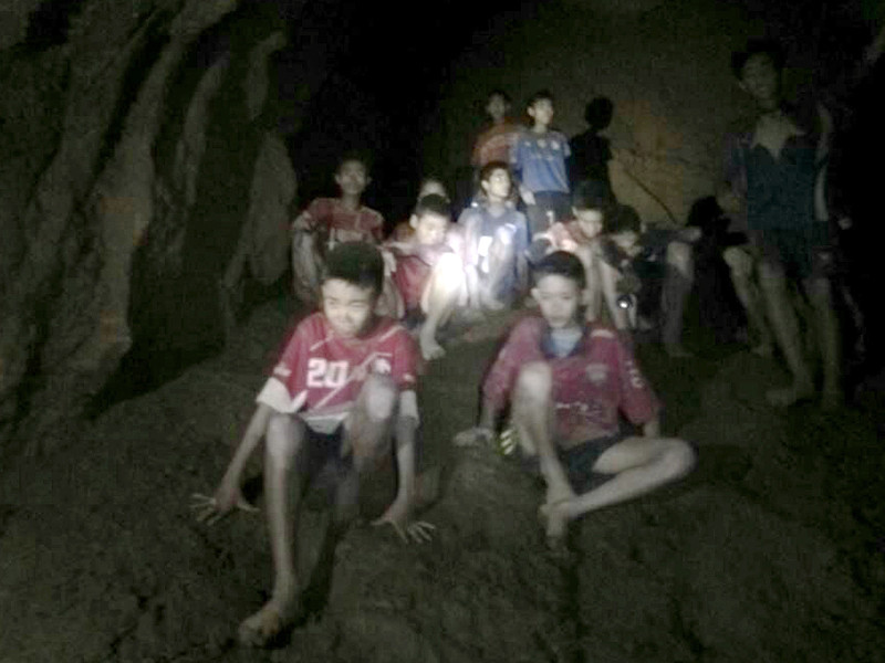 Двенадцать школьников из футбольной команды, а также их тренер, которых обнаружили в частично затопленной пещере Кхао Луанг на севере Таиланда, должны быть эвакуированы оттуда как можно скорее. Как пишет Bangkok Post, к этому призвал король Маха Вачиралонгкорн (Рама Х)