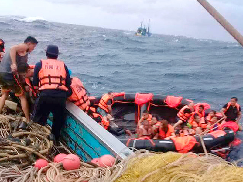 У берегов Пхукета продолжаются поиски пассажиров перевернувшегося туристического судна: найдено более 40 тел
