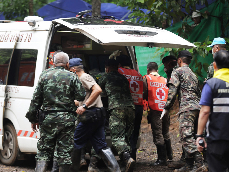 В Таиланде спасатели приступили к третьей, по всей видимости, завершающей стадии операции по эвакуации детей, заблокированных наводнением в пещере Кхао Луанг на севере страны