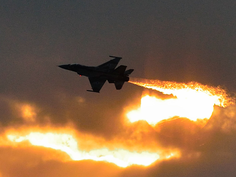 Сирийские СМИ сообщили об атаке ВВС Израиля на авиабазу в Хомсе и сбитом израильском самолете