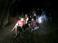 Команду юных тайских  футболистов  попробуют эвакуировать из полузатопленной пещеры до конца недели, чтобы не ждать осени (ВИДЕО)