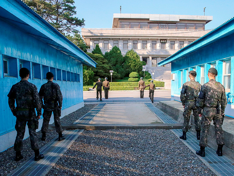 Официальные представители Соединенных Штатов и КНДР встретились в воскресенье, 1 июля, в демилитаризованной зоне на границе Северной и Южной Кореи. Стороны в пограничном пункте Пханмунджом обсудили выполнение договоренностей, достигнутых на июньском саммите в Сингапуре