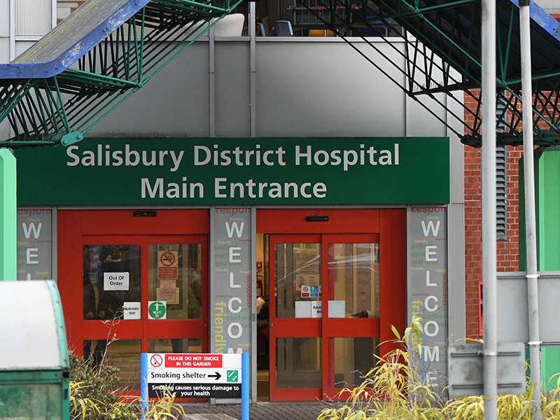 В Великобритании два человека были госпитализированы после того, как подверглись воздействию неизвестного вещества в городе Эймсбери, расположенном в 10 км к северу от Солсбери. Оба пострадавших находятся в госпитале в Солсбери в критическом состоянии