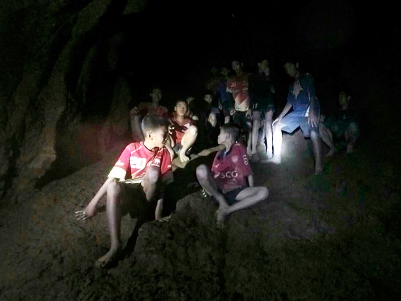 Команду юных футболистов, уже 12 дней находящихся в полузатопленной пещере Таиланда, спешат эвакуировать до конца недели