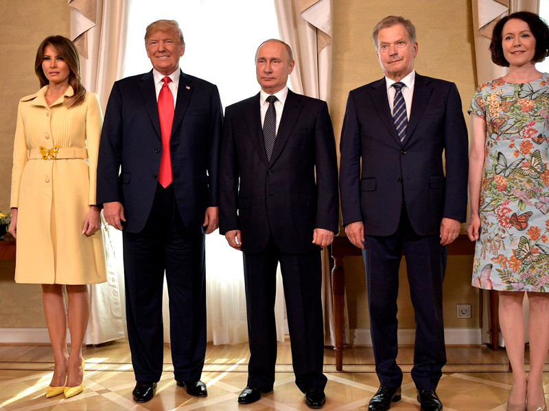 Совместное фотографирование. Слева направо: супруга президента США Мелания Трамп, президент США Дональд Трамп, президент России Владимир Путин, президент Финляндии Саули Ниинистё, супруга президента Финляндии Йенни Элина Хаукио