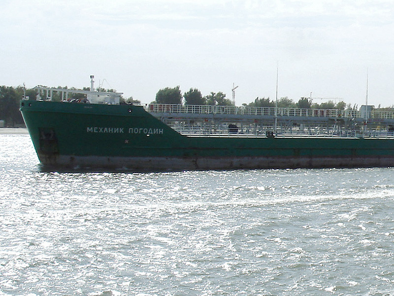 Экипаж российского танкера "Механик Погодин", незаконно заблокированного в порту Украины Херсон, дважды предотвратил попытку незаконного проникновения на судно, говорится в заявлении компании "В. Ф. Танкер", выступающей оператором судна