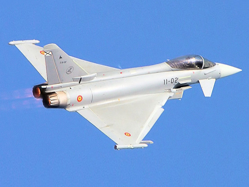 Истребитель ВВС Испании Eurofighter Typhoon 2000, входящий в состав контингента НАТО в странах Балтии, по ошибке запустил при полете над юго-востоком Эстонии в северном направлении боевую ракету "воздух - воздух" AIM-120 AMRAAM