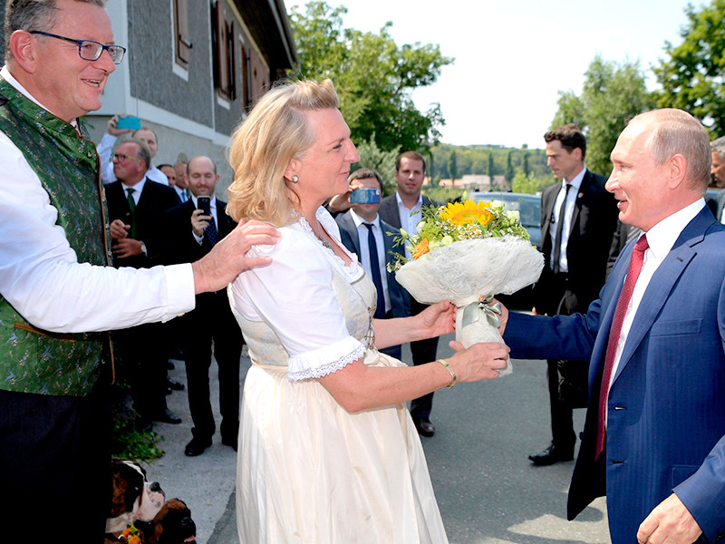 Президент РФ Владимир Путин посетил свадьбу министра внутренних дел Австрии Карин Кнайсль и финансиста Вольфганга Майлингера