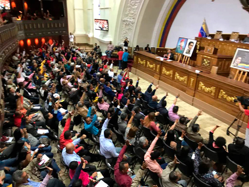 Конституционная ассамблея Венесуэлы легализовала бизнес по обмену валюты