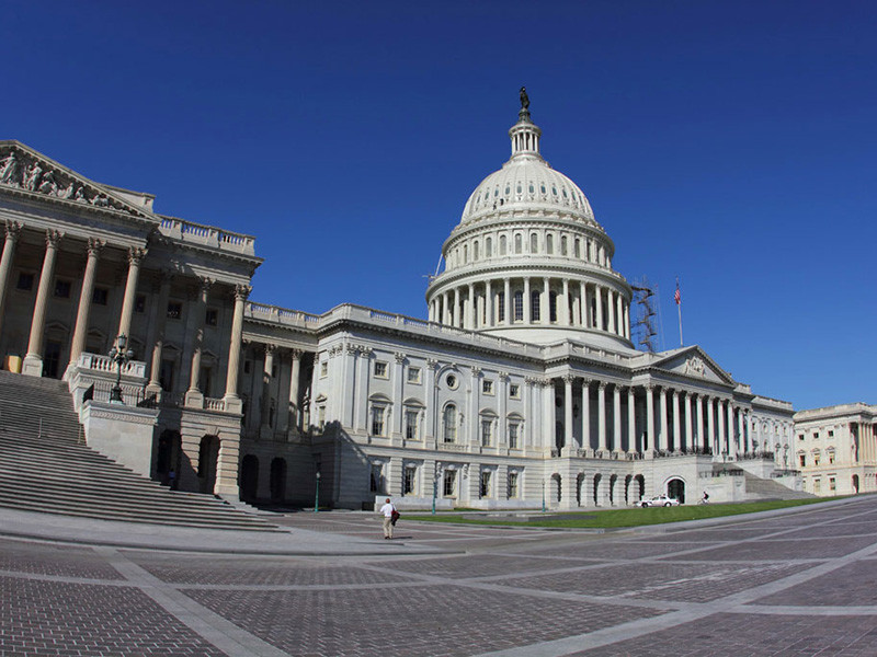 Пакет санкций, подготовленных группой американских сенаторов в соответствии с законопроектом "О защите выборов от угроз путем становления ограничений", ударят по экономике США
