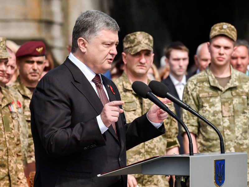 Президент Украины и верховный главнокомандующий Петр Порошенко поручил изменить воинское приветствие в украинской армии на лозунг украинских националистов "Слава Украине!"