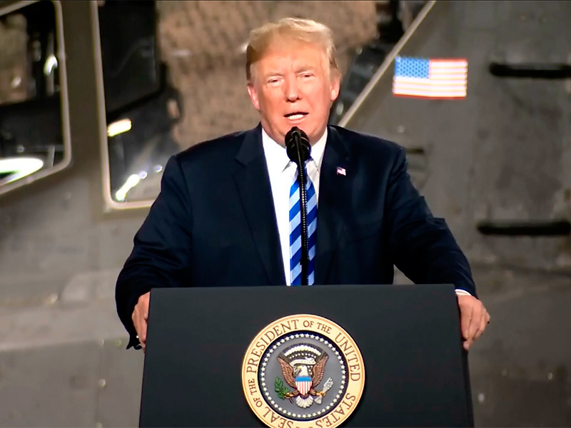 Президент США Дональд Трамп в понедельник, 13 августа, на военной базе Форт-Драм (штат Нью-Йорк) подписал оборонный бюджет страны
