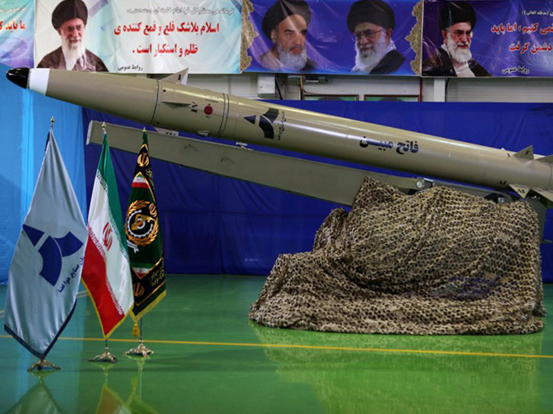 Иранские военные продемонстрировали в понедельник баллистическую ракету нового поколения "Фатех мобин". Об этом со ссылкой на Министерство обороны Ирана сообщает агентство Tasnim. Технические характеристики ракеты в сообщении не приводятся