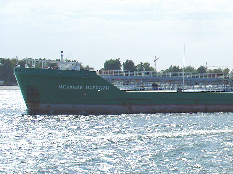 Экипаж "Механика Погодина" заявил об угрозе силового захвата судна в порту Украины