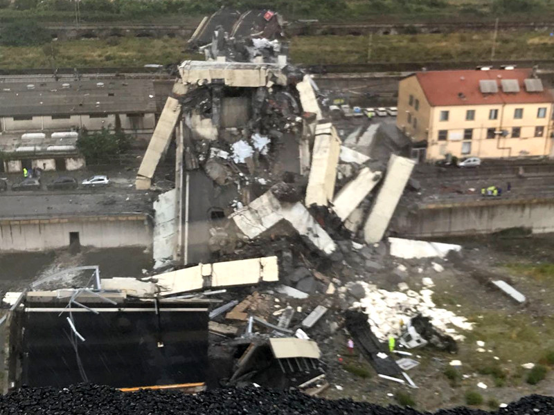 Автомобильный мост обрушился в итальянской Генуе, местные СМИ сообщают о десятках погибших, но точных данных пока нет