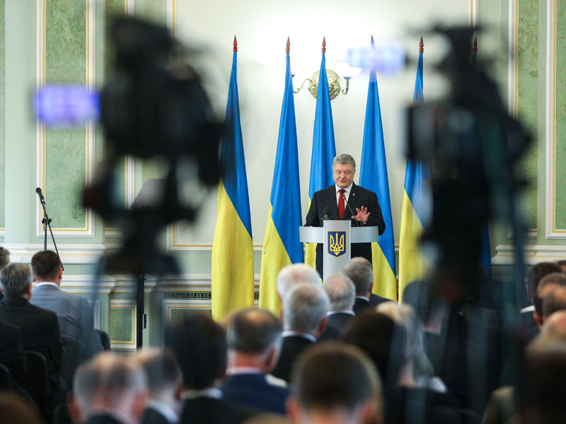 Президент Украины Петр Порошенко поручил Министерству иностранных дел страны в ближайшее время предоставить пакет документов для начала разрыва Договора о дружбе, сотрудничестве и партнерстве с Россией от 1997 года