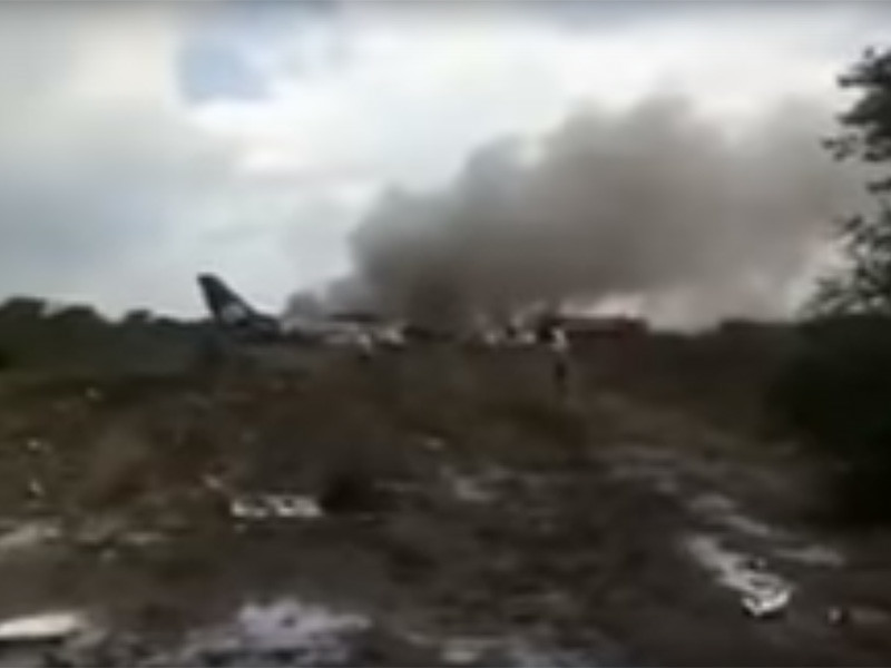 В мексиканском штате Дуранго разбился самолет компании Aeromexico - по счастливой случайности, никто из пассажиров и членов экипажа не погиб