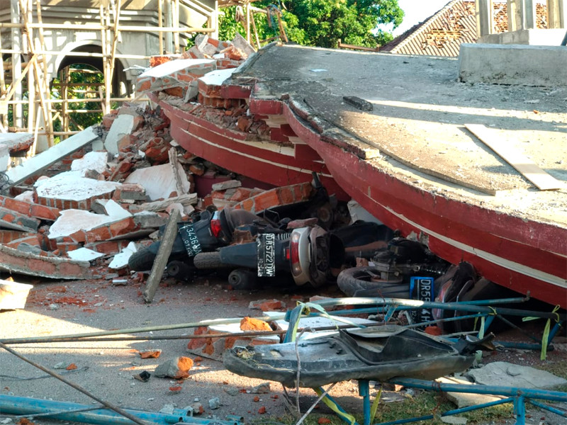 В результате землетрясения в районе острова Ломбок в Индонезии погибли 347 человек человек