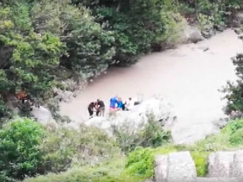 В итальянской области Калабрия проводится спасательная операция после того, как из-за сильных дождей разлилась горная река