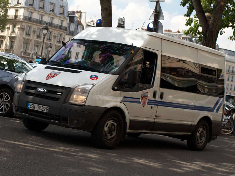Неизвестный напал с ножом на людей около французского Версаля, один человек погиб. Пока неясно, идет ли речь о теракте