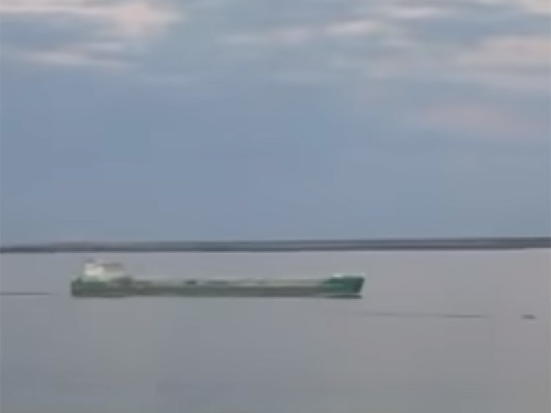 Капитан украинского порта Херсон вновь запретил российскому танкеру "Механик Погодин" покидать акваторию порта, сообщается в официальном заявлении оператора судна - компании "В. Ф. Танкер"