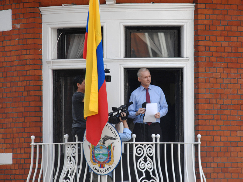 Джулиан Ассанж в посольстве Эквадора в Лондоне, 19 августа 2012 года