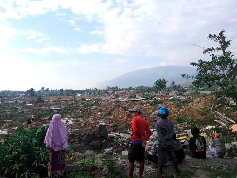 В Индонезии почти 400 человек погибли в цунами после того, как власти отозвали предупреждение о нем

