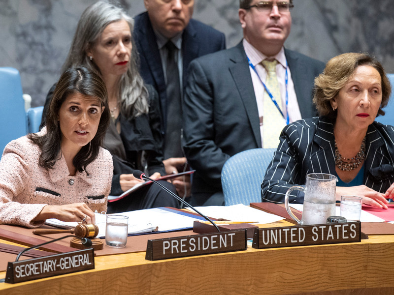 Никки Хейли (на фото - слева) на заседании Совбеза ООН, 11 сентября 2018 года