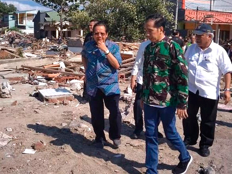 В воскресенье президент Индонезии Джоко Видодо прибыл в город Палу - административный центр пострадавший провинции Центральный Сулавеси. Глава государства пообщался со спасателями и призвал их "работать день и ночь, чтобы найти живых людей"

