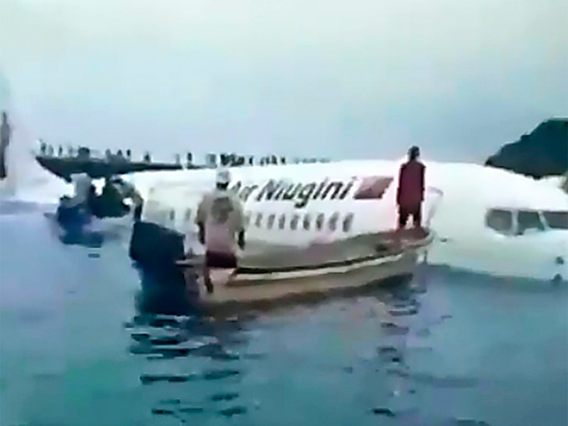В Микронезии пассажирский самолет скатился в океан при аварийной посадке