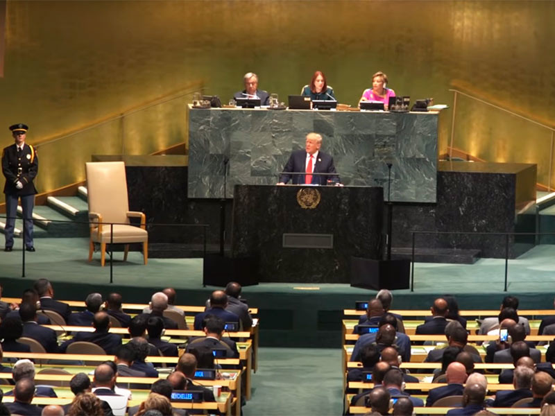 Президент США Дональд Трамп объяснил на пресс-конференции в Нью-Йорке 26 сентября, над чем смеялись присутствовавшие в зале во время его выступления на на открытии 73-й сессии Генассамблеи ООН. Точно не над ним, уверен он