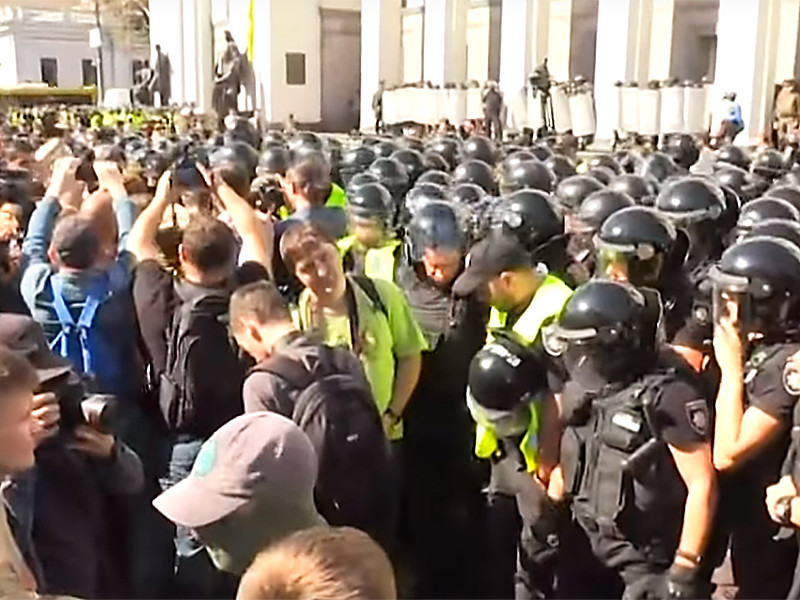 В центре Киева у здания Верховной Рады, где в четверг, 20 сентября, собрались участники акции в поддержку ветеранов антитеррористической операции
