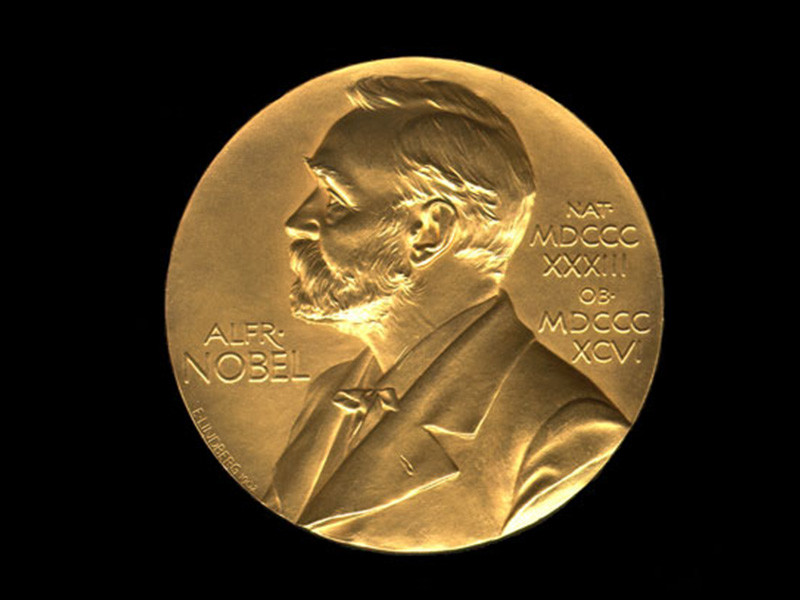 Нобелевская премия по физике присуждена в Швеции группе ученых "за революционные открытия в области лазерной физики". Престижной награды удостоились три профессора - Артур Эшкин (США), Жерар Муру (Франция) и Донна Стрикланд (Канада)
