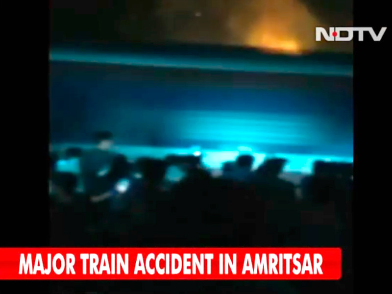 Минимум 60 человек погибли в результате наезда скоростного поезда на толпу людей в Амритсаре. Инцидент попал на камеры многочисленных очевидцев